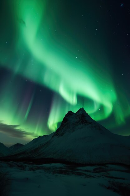 A aurora boreal no céu do extremo norte da Islândia e papel de parede das montanhas