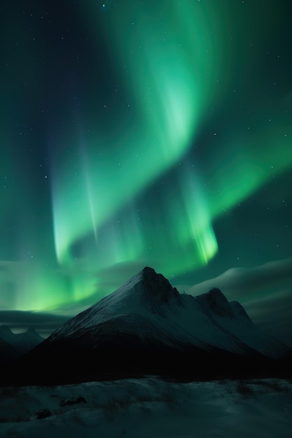 A aurora boreal no céu do extremo norte da Islândia e papel de parede das montanhas