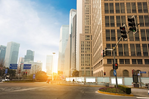 A avenida do século da cena da rua em Xangai Lujiazui, China.