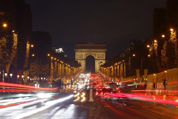 A avenida Triumphal Arch e ChampsElysees na noite chuvosa Paris França