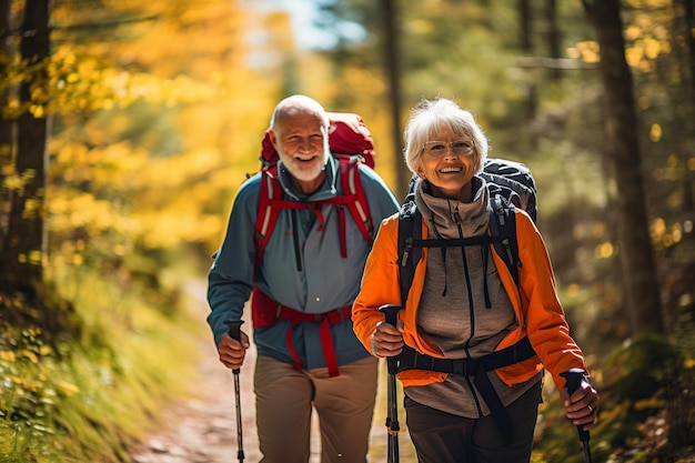 A aventura da natureza de um casal idoso caminhando por uma paisagem verdejante