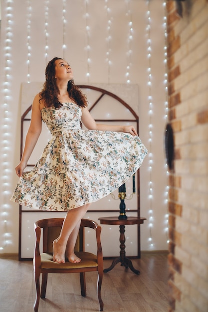 A bailarina dedica-se a dançar em casa. A dançarina está trabalhando. Uma mulher bonita se move graciosamente. O conceito de estudo em casa em condições de auto-isolamento