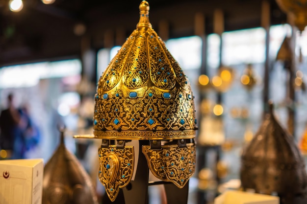 A bainha turca religiosa de ouro vestida pelo sultão em um museu turco local