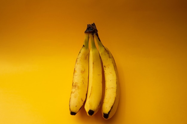 A banana amarela encontra-se em um fundo brilhante