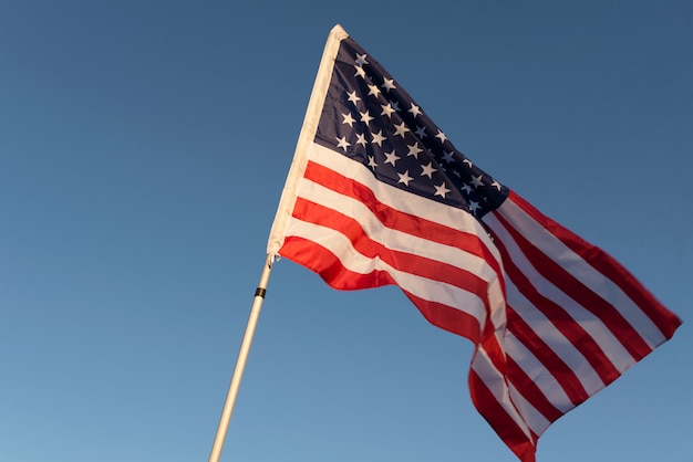 A bandeira americana contra o fundo do céu