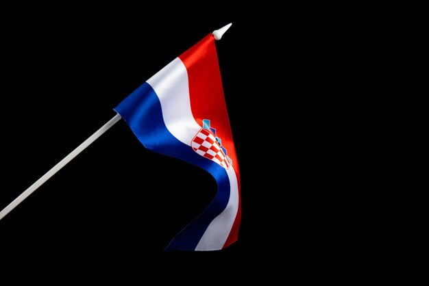 A bandeira croata em um fundo preto se desenvolvendo e tremulando ao vento bandeira da croácia isolada
