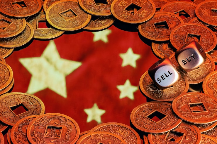 Foto a bandeira da china rodeada por moedas de feng shui. dices com as palavras venda comprar nas bordas. o conceito de investimento na economia chinesa.