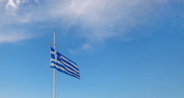 A bandeira da Grécia está voando no ar no fundo do céu azul Lugar de banner para texto