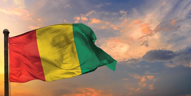 A bandeira da Guiné e o fundo do céu.