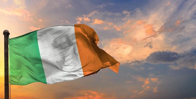 A bandeira da Irlanda e o fundo do céu.