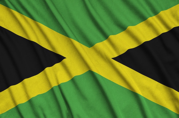 A bandeira da jamaica é retratada em um tecido esportivo com muitas dobras.