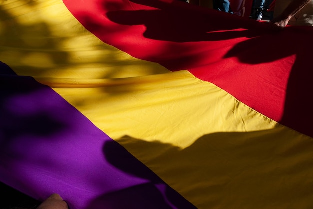 A bandeira da República Espanhola durante uma manifestação