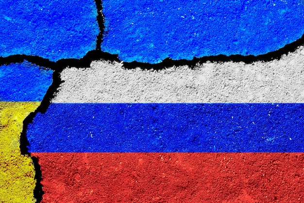 A bandeira da Rússia e da Ucrânia é desenhada no fundo da terra e a captura de fronteiras Conflito entre a Ucrânia e a Rússia