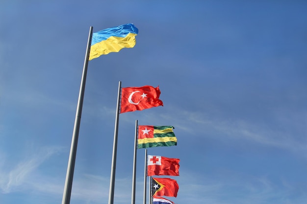 A bandeira da Ucrânia e as bandeiras de outros estados da Turquia Azerbaijão Suíça Timor Leste Países Baixos