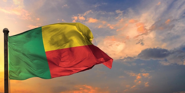 A bandeira de Benin e o fundo do céu.