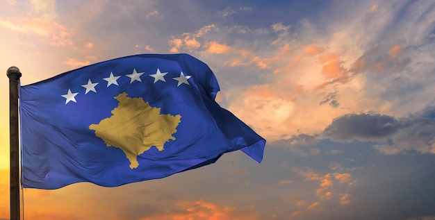 A bandeira de Kosovo e o fundo do céu.