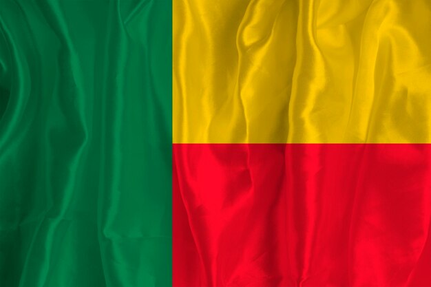 A bandeira do Benin em um fundo de seda é um grande símbolo nacional Textura de tecido O símbolo oficial do estado do país