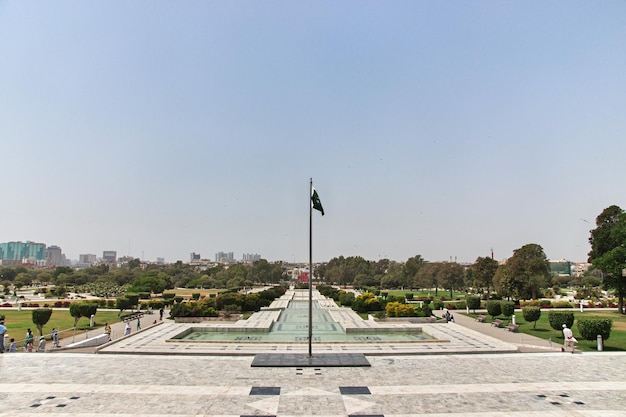 A bandeira do Paquistão no centro de Karachi