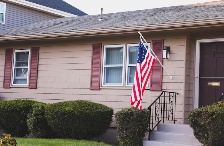 Foto a bandeira dos eua acena orgulhosamente incorporando unidade e liberdade, evocando o patriotismo nos feriados americanos