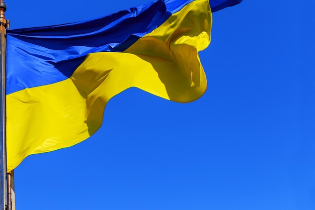 A bandeira nacional amarela e azul da ucrânia sobre o céu e as nuvens