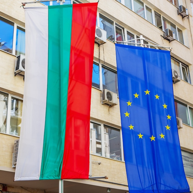 A bandeira nacional da Bulgária e a da União Europeia penduradas em um prédio comercial na cidade de Sofia, Bulgária