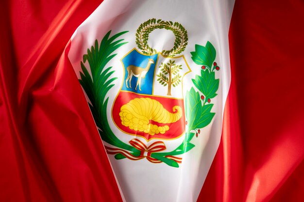 A bandeira nacional do Peru com o símbolo