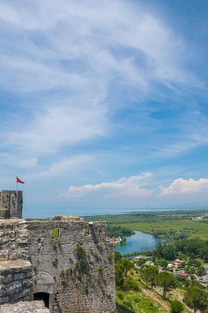 A bandeira vermelha albanesa com uma águia preta de duas cabeças eleva-se acima da fortaleza de Rozafa