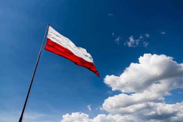 A bandeira vermelha e branca da Polônia tremula ao vento