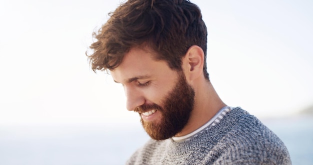 A barba é o que faz o homem Foto recortada de um jovem bonito passando o dia na praia