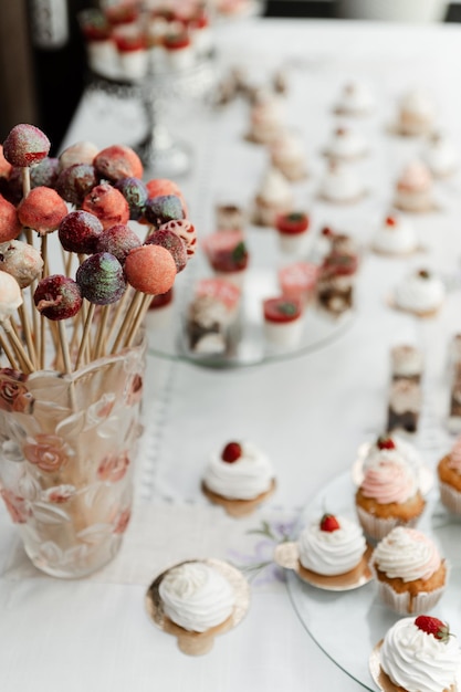 A barra de chocolate do casamento é recheada com diferentes sobremesas. mesa de casamento no banquete