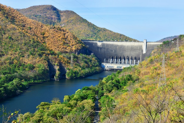 Foto a barragem da estação de energia na tailândia.