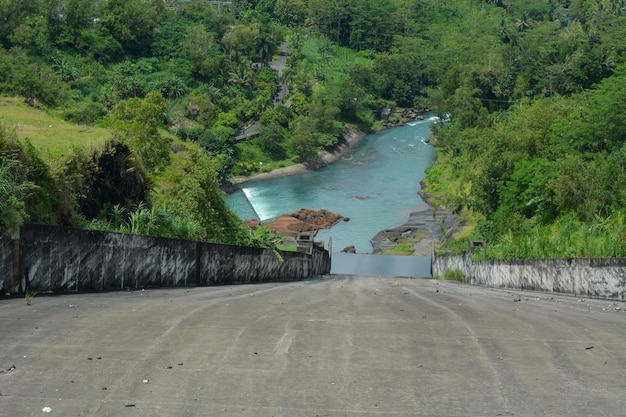 Foto a barragem do reservatório de wadaslintang em wonosobo, indonésia