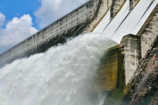 Foto a barragem khun dan prakarn chon é uma barragem com usina hidrelétrica e irrigação e proteção contra enchentes no distrito da província de mueang nakhon nayok, tailândia