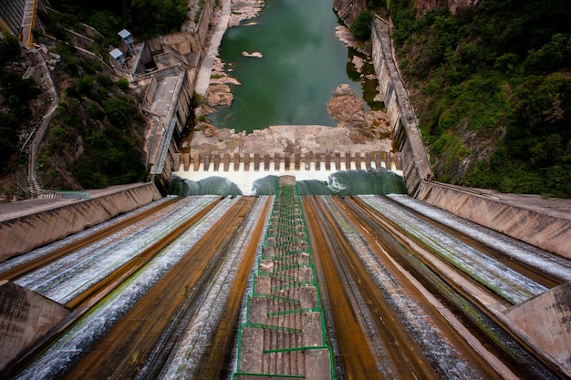 A barragem no reservatório de Sau, na Espanha.
