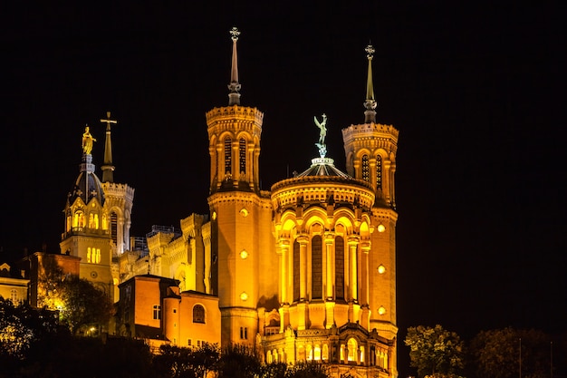 A Basílica Notre Dame de fourviere em Lyon, França, à noite