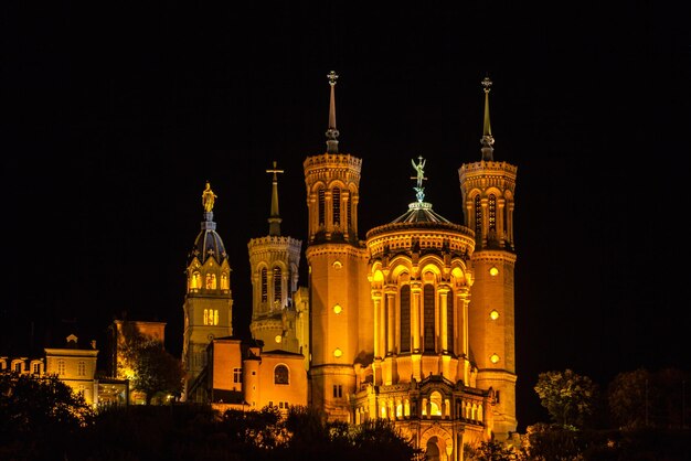 A Basílica Notre Dame de fourviere em Lyon França à noite