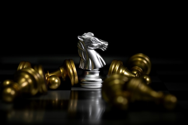 A batalha de peças de xadrez de cavalo, xadrez de cavalo de prata em um tabuleiro de xadrez. Conceito de estratégia, vitória empresarial.