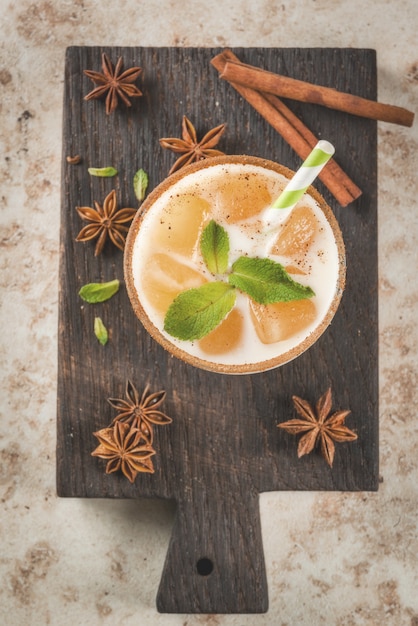 A bebida indiana tradicional é chá gelado ou chai masala, com cubos de gelo de folhas de chai, leite e hortelã