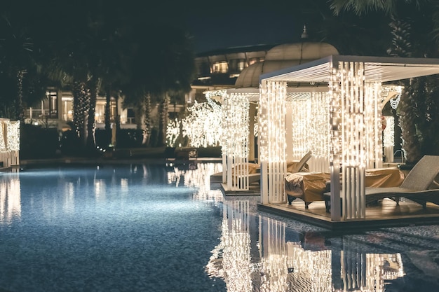 Foto a beira da piscina foi iluminada com bom gosto