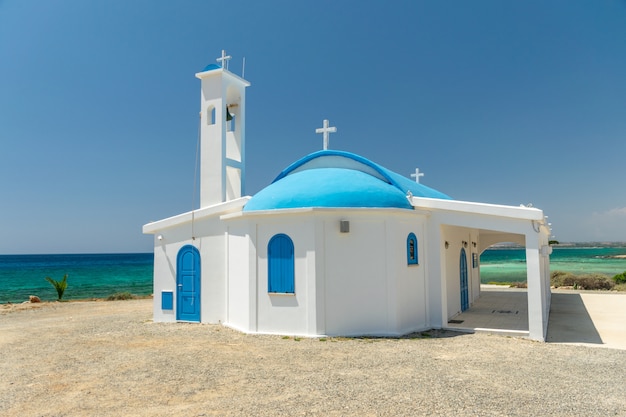 À beira-mar é a capela e caverna de ayia thekla.