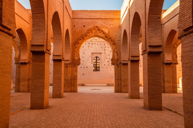 Foto a bela arquitetura da mesquita tinmal, em marrocos