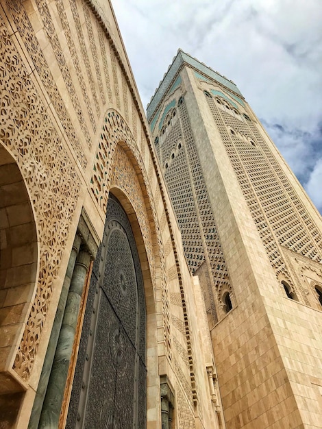 A bela arquitetura de Marrocos mostrada na obra-prima da Mesquita Hassan II em Casablanca