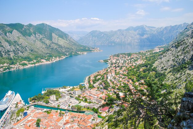 A bela Baía de Kotor em Montenegro.