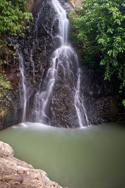 A bela cachoeira é vista como um calmante para os olhos após as atividades