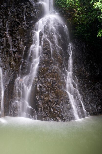 A bela cachoeira é vista como um calmante para os olhos após as atividades