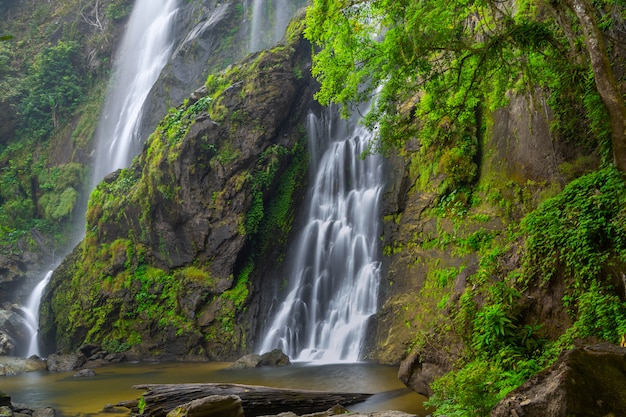 A bela cachoeira na floresta profunda em Khlong Lan National Park