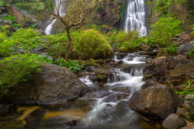 A bela cachoeira na floresta profunda em khlong lan national park