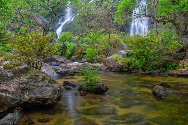 A bela cachoeira na floresta profunda em Khlong Lan National Park