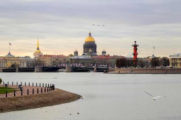 A bela cidade de São Petersburgo no rio Neva