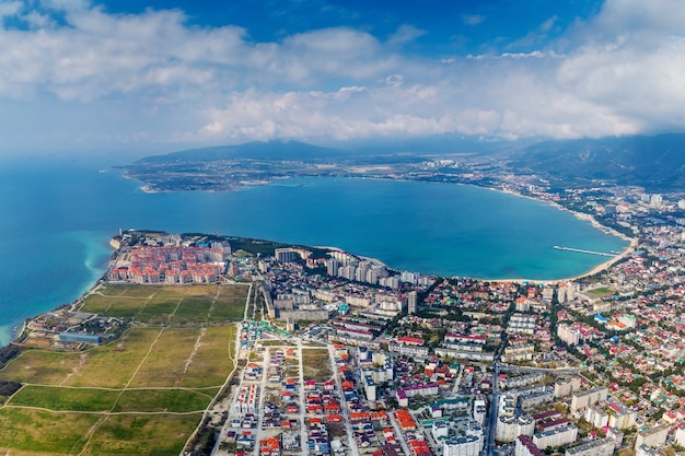 A bela cidade litorânea está localizada na costa de uma pitoresca baía redonda